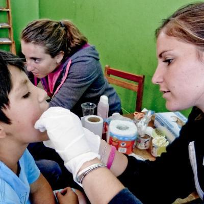 Pasante de Enfermería realizando un chequeo médico durante su enfermería en Perú. Enfermera pasante realizando un chequeo médico en Perú.